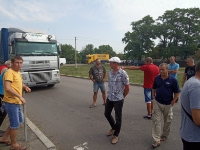 Гірники пропускають вантажівку