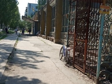 Відвідувачі пошти прикручують вело транспорт до лавок та решіток