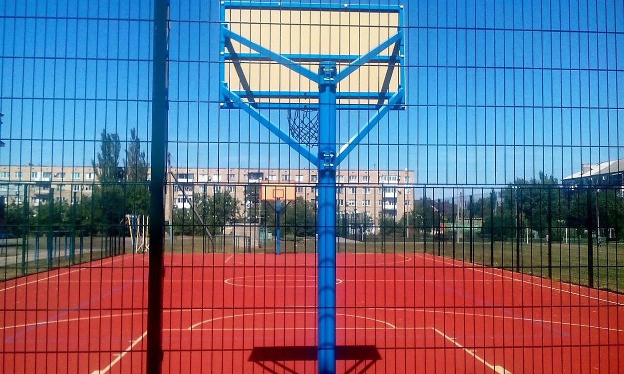 Баскетбольний майданчик біля школи