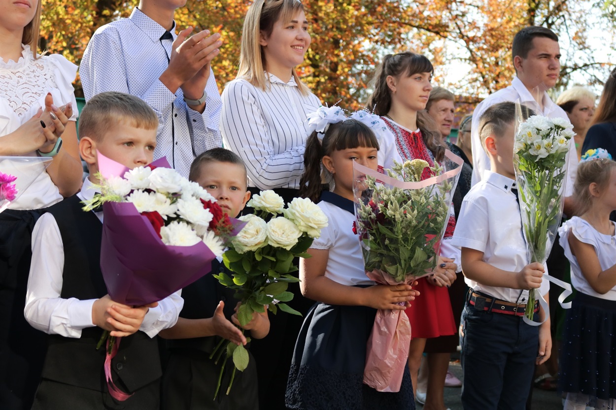 Першокласники школи №2 у Мар'їнці