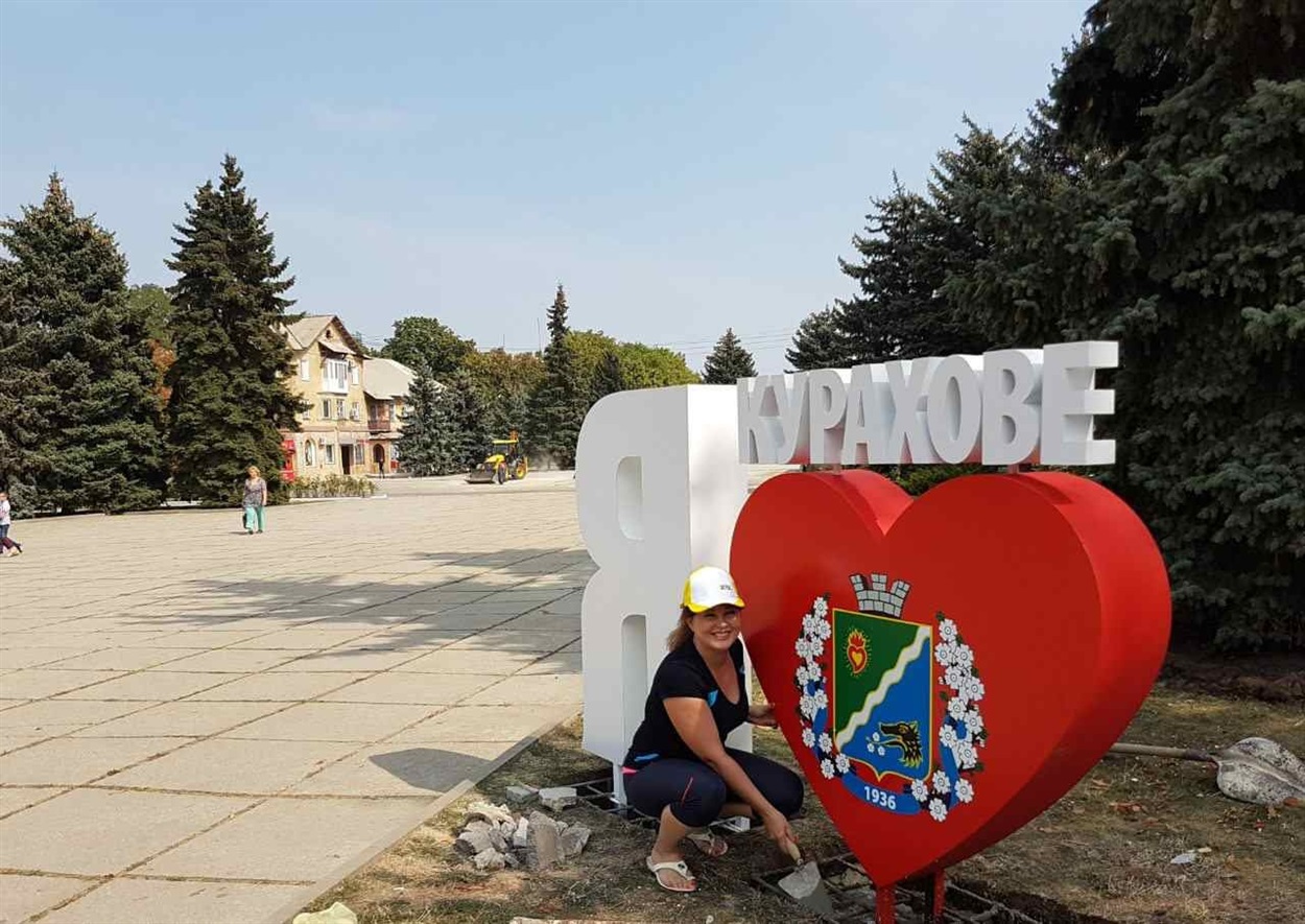 Ірина Свєтлічна поруч з інсталяцією