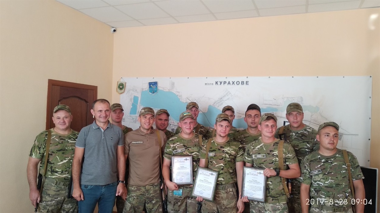 Роман Падун нагороджує військовослужбовців до Дня Конституції