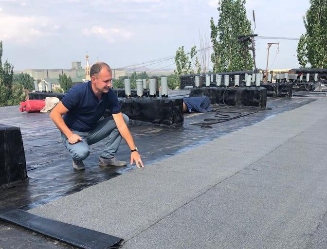 Мер перевіряє відремонтований дах будинку по вулиці Перемоги, 16