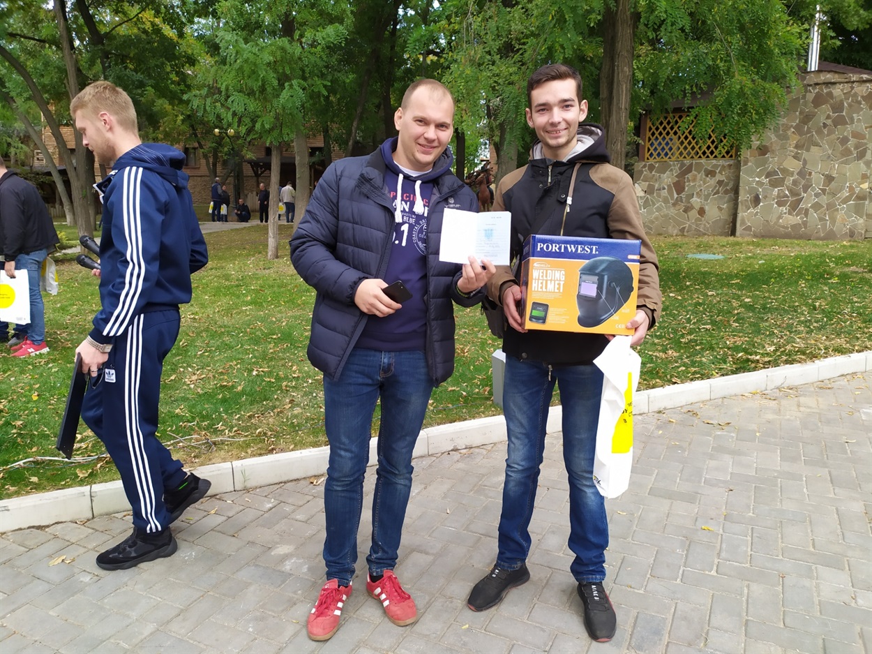 Майстер зі зварювання Андрій Геревенко з підопічним