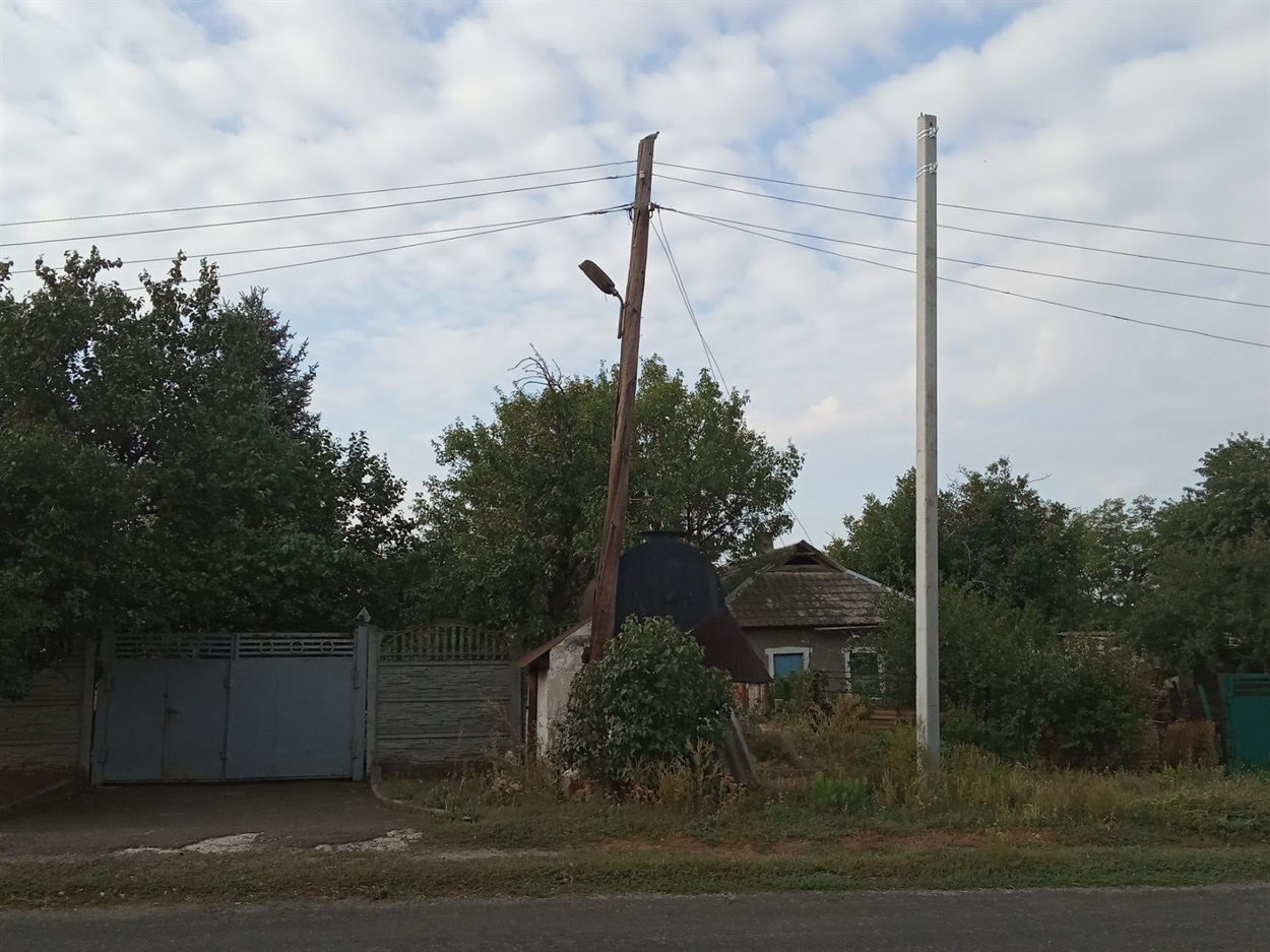 Старі стовпи поряд з новими