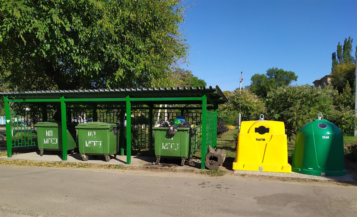 Нові контейнери поряд зі старими