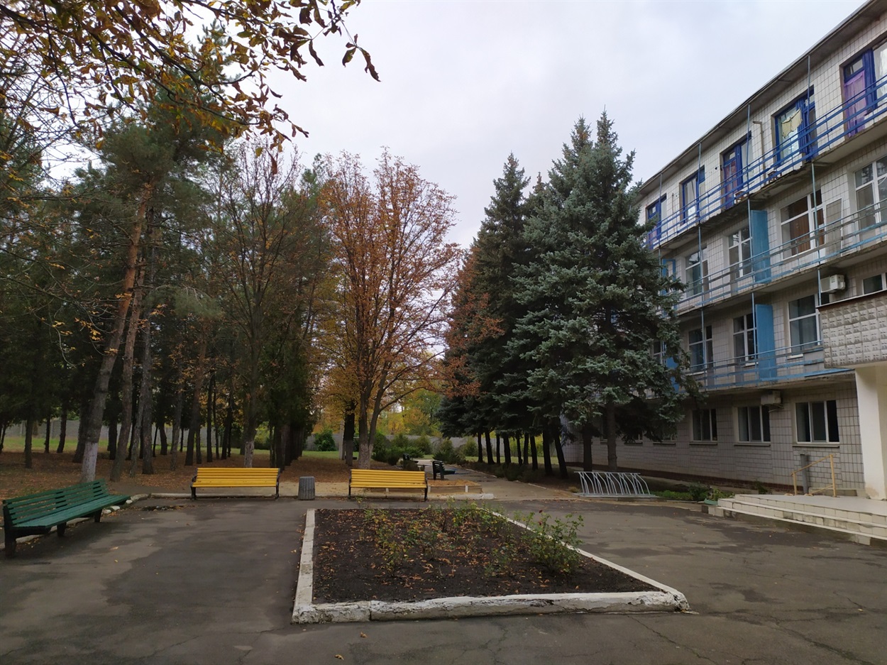 Двір санаторію