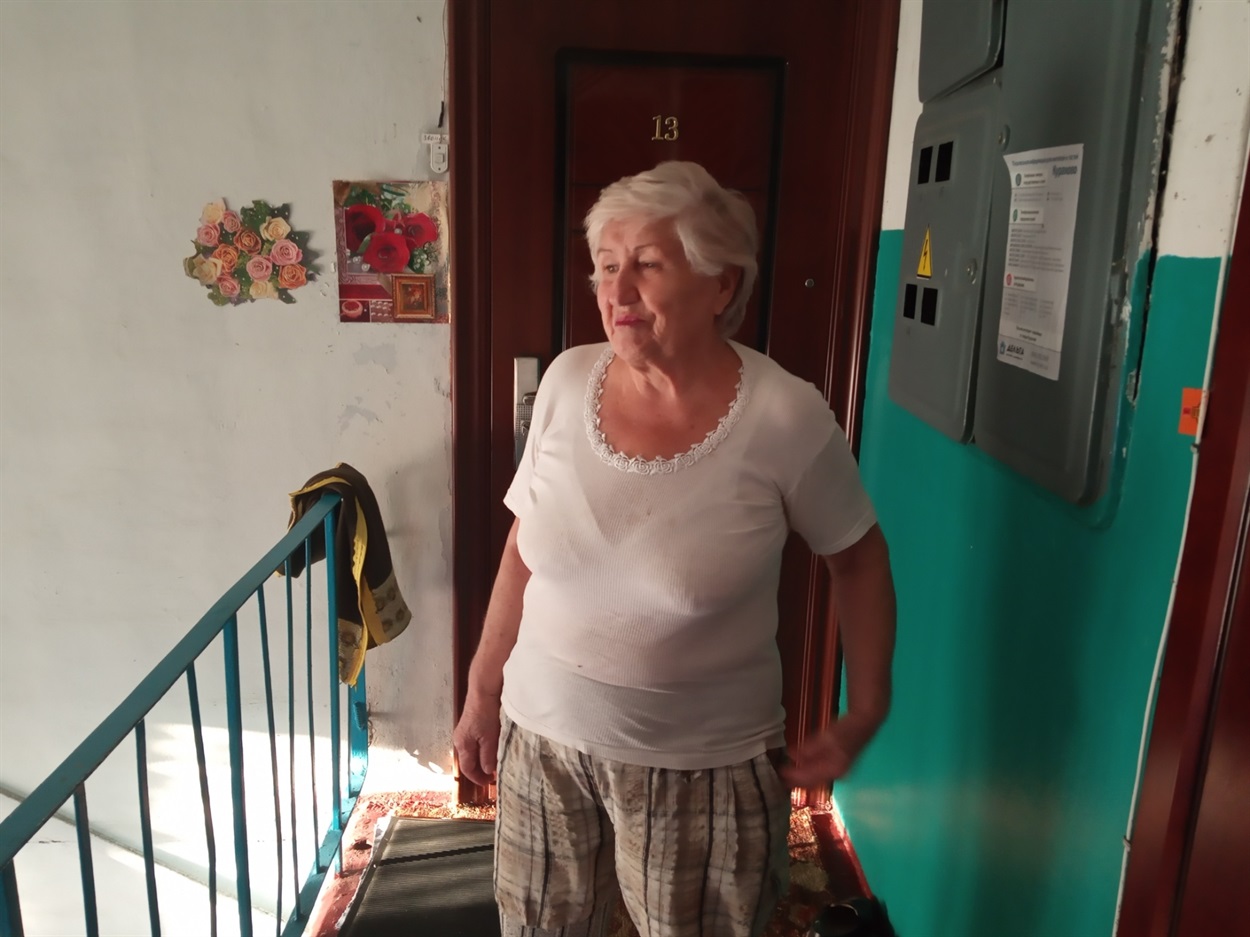 Колишня вихователька - Галина Годлевська опікується порядком у під'їзді