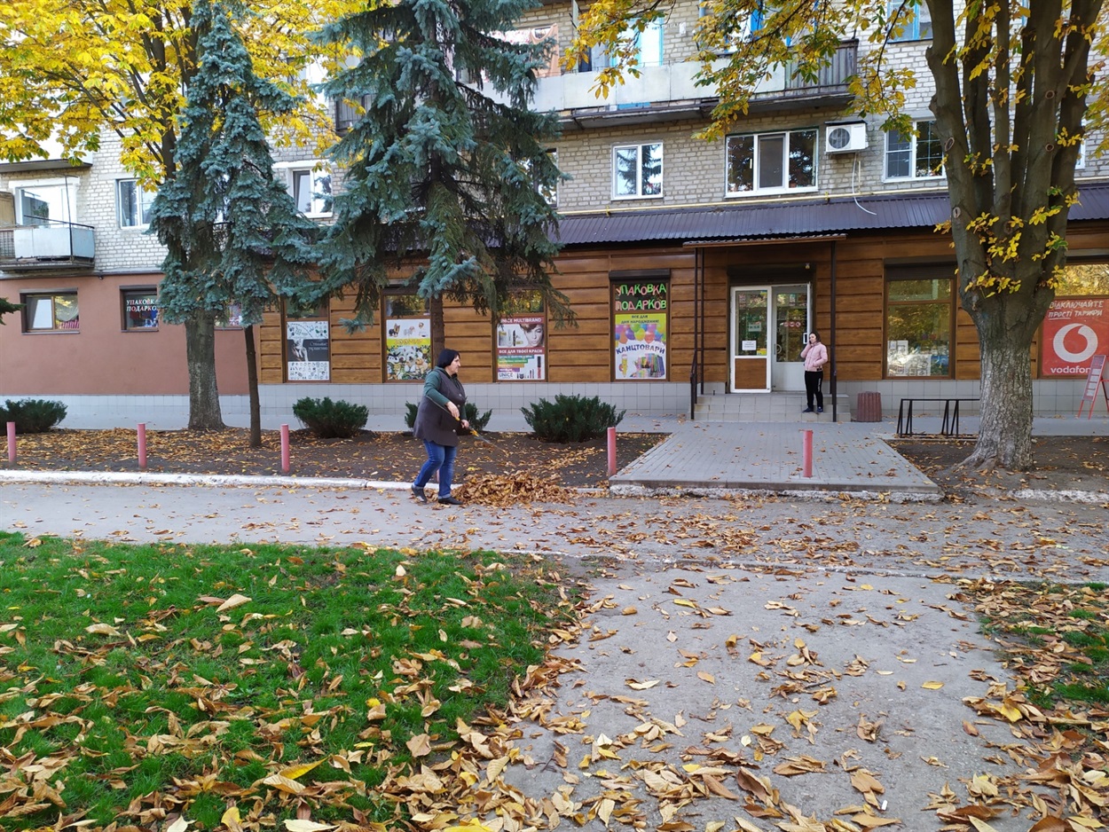 Прибирання листя в Кураховому
