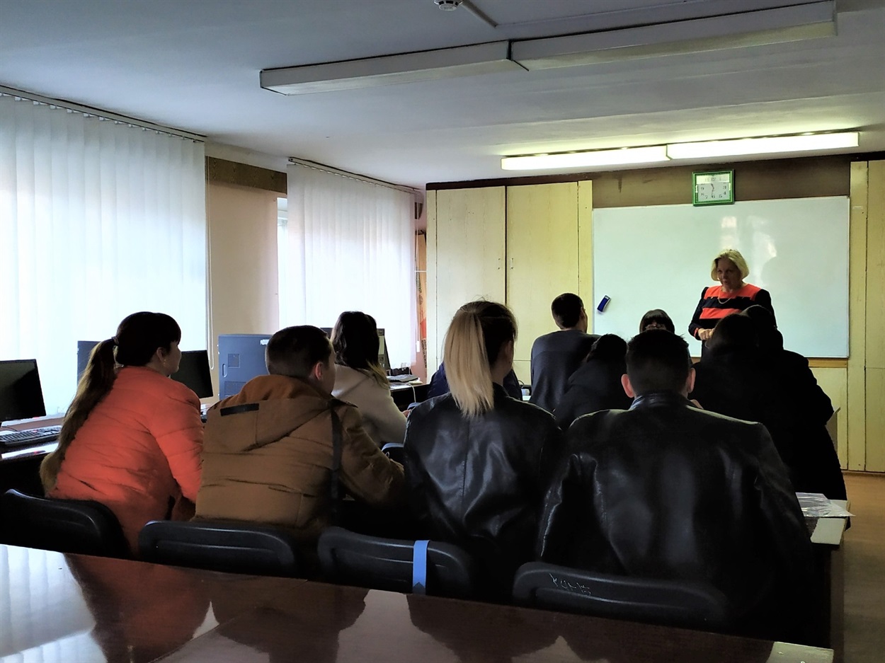 Заняття веде завідувач філії Наталія Олійник