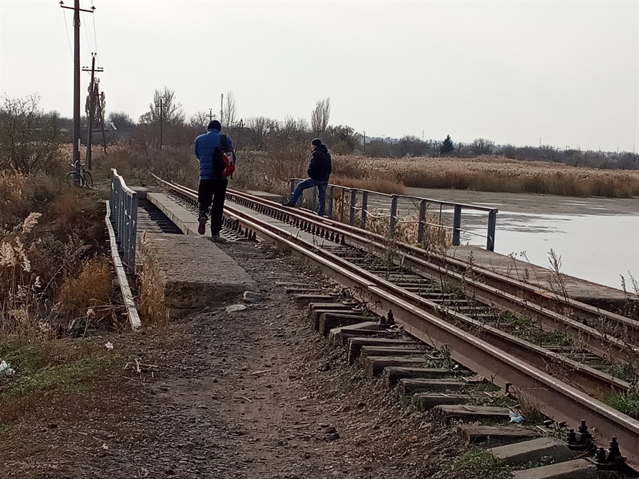 Залізничний міст, що поєднує Восточне та Курахове
