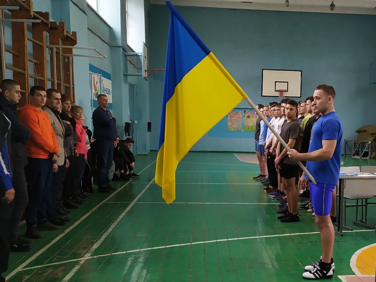 Данило з прапором України на змаганнях з пауерліфтингу в Кураховому