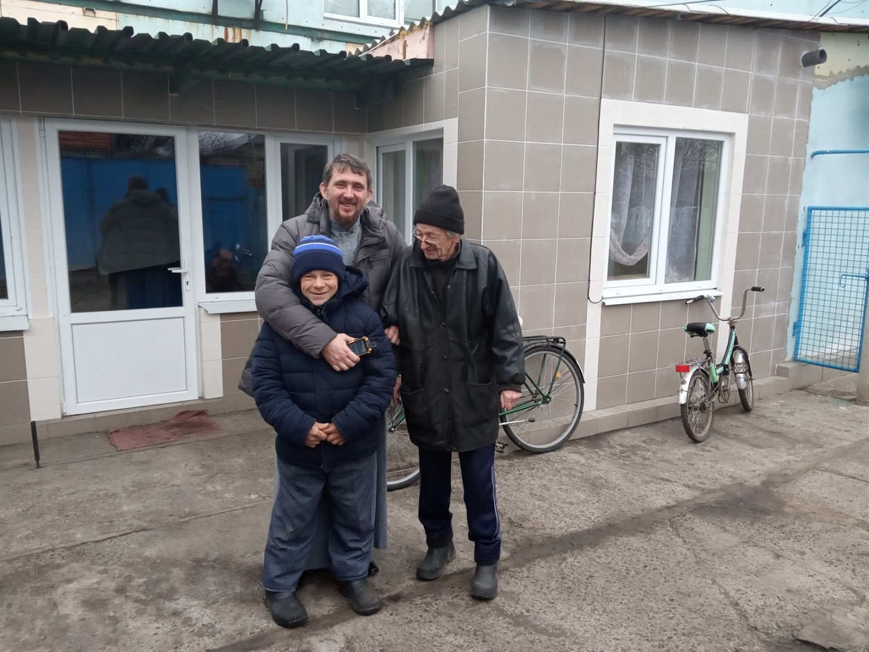 Отець Роман та підопічні дому милосердя