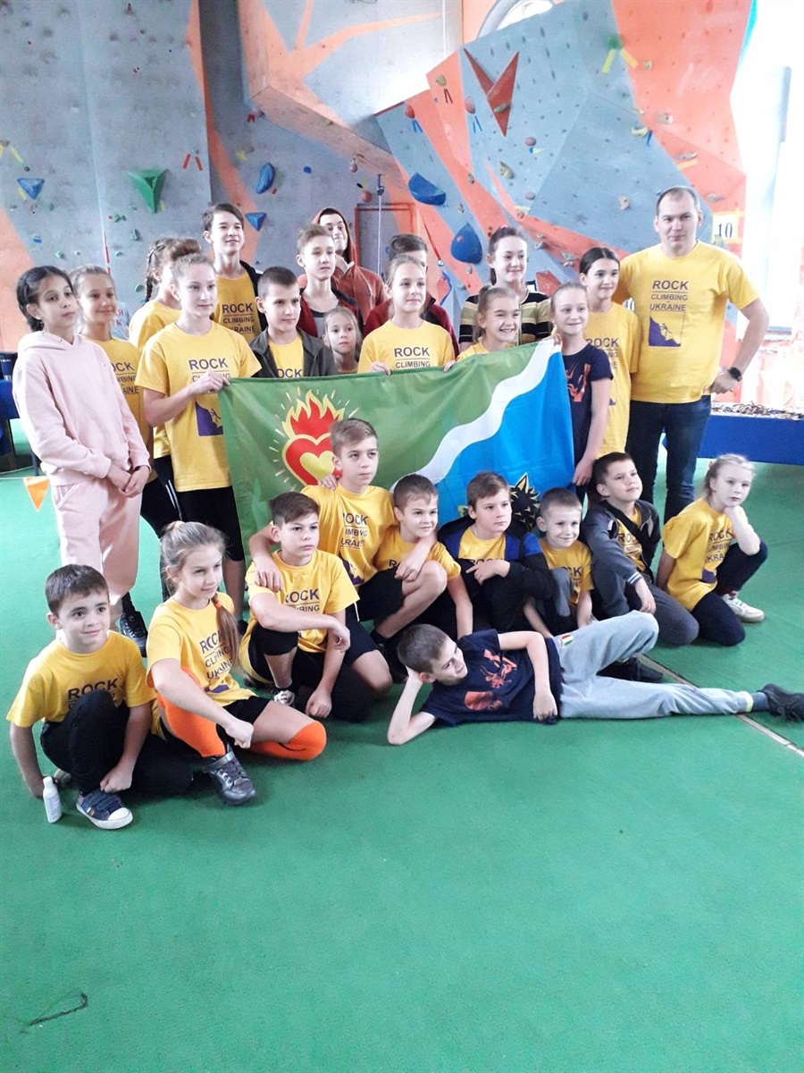 маленькі скелелази разом із тренером Андрієм Геревенко