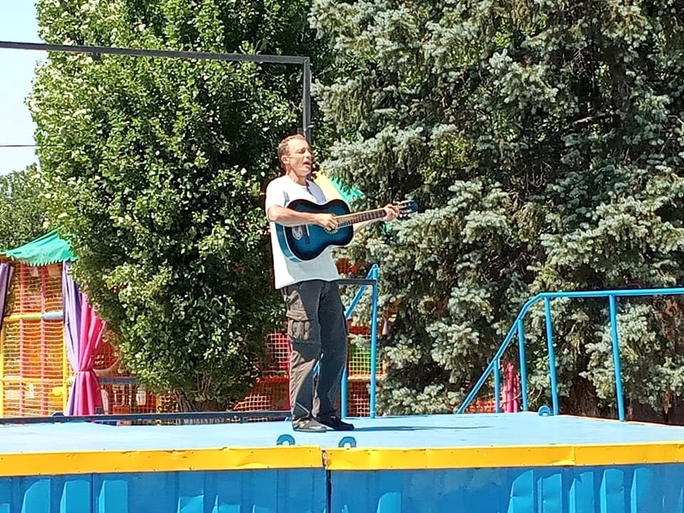 Виступ на центральній площі у Курахове