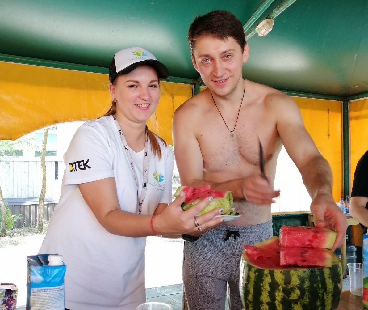 Велосипедисти за столом