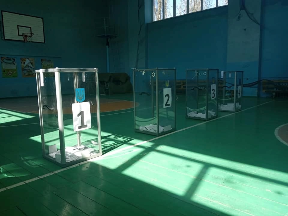 Виборчі урни на одній з дільниць м. Курахове на минулих виборах
