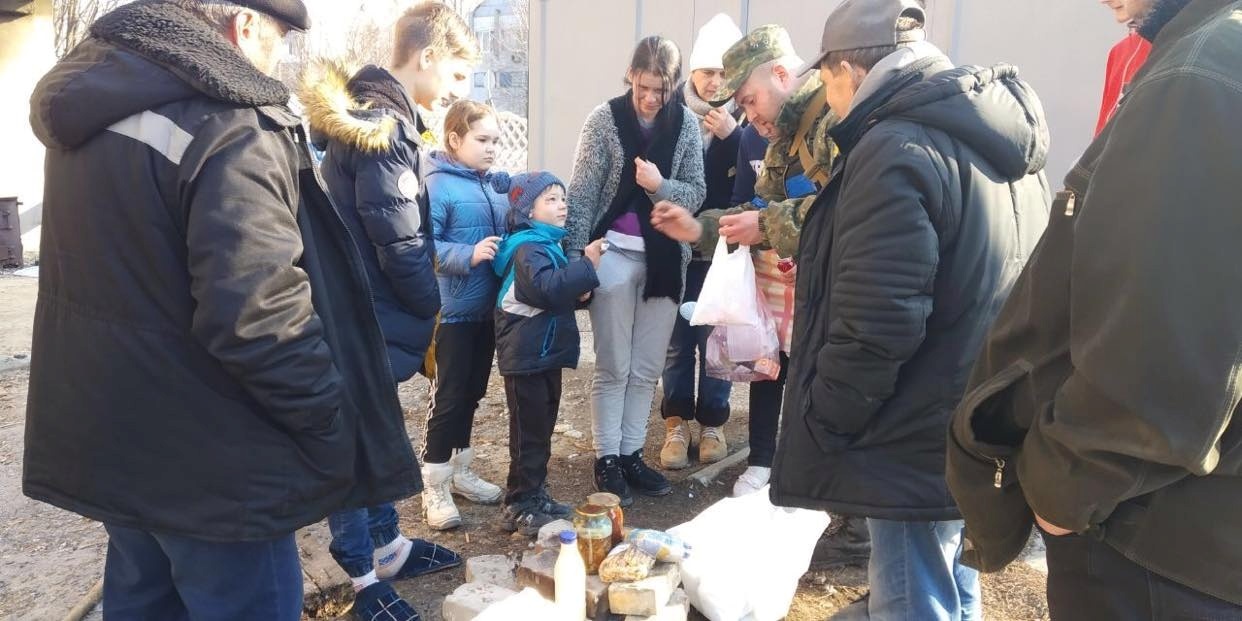 поліцейські привезли допомогу у Мар'їнку