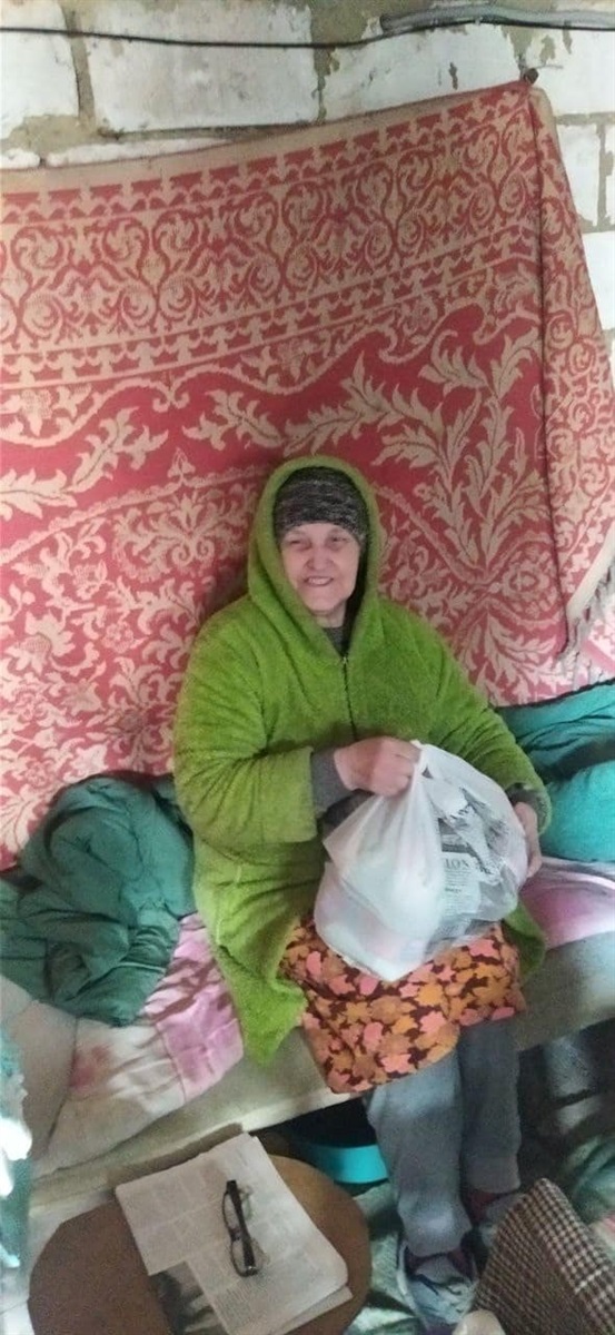 Надія фотограє мар'їнчан, щоби їхні рідні знали, що з ними все добре