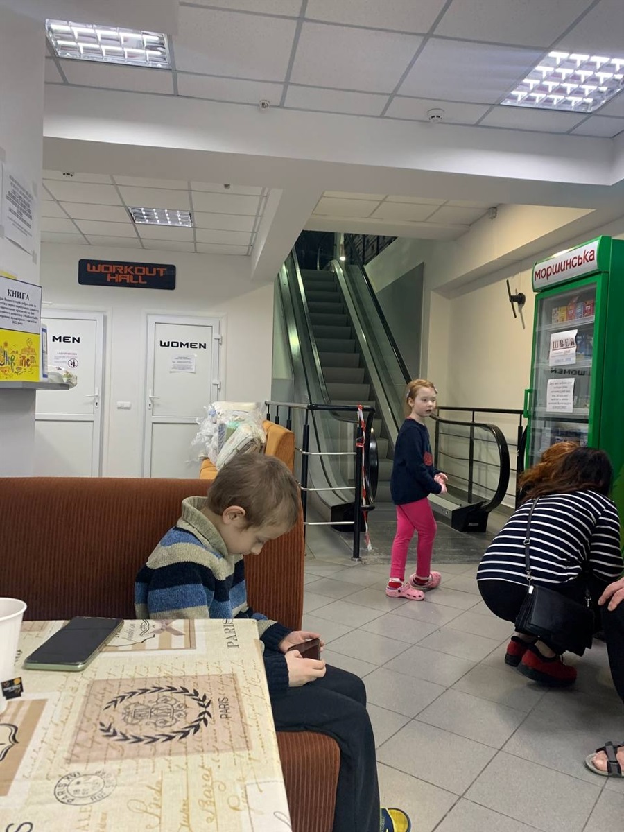 Курахівчани живуть у притулку, який обладнали у спортзалі