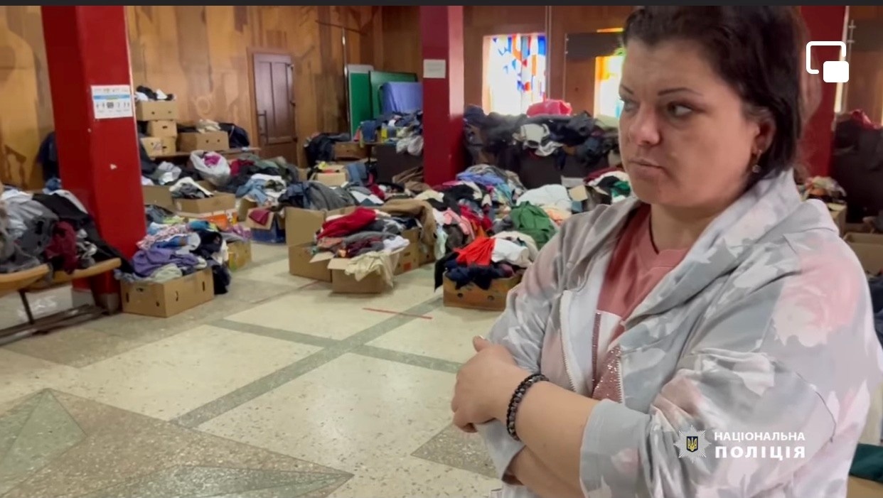 Волонтери роздають одяг і годують переселенців