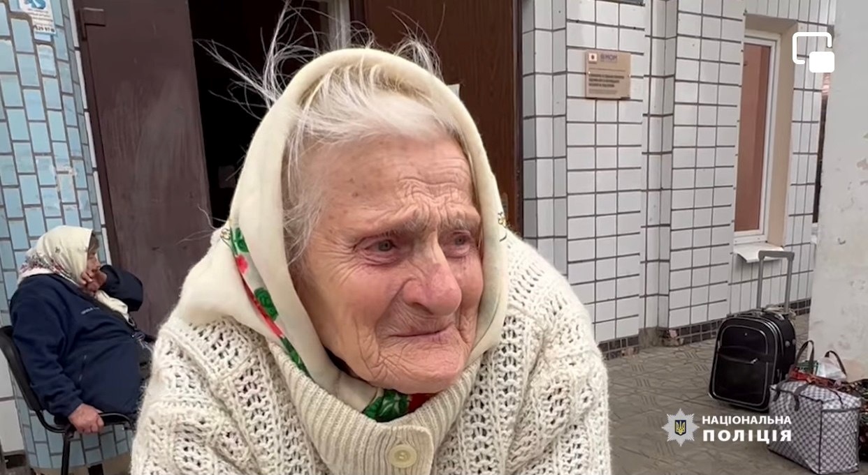 "Я сама будувала хату, а тепер її покинула", - каже 84-річна жінка