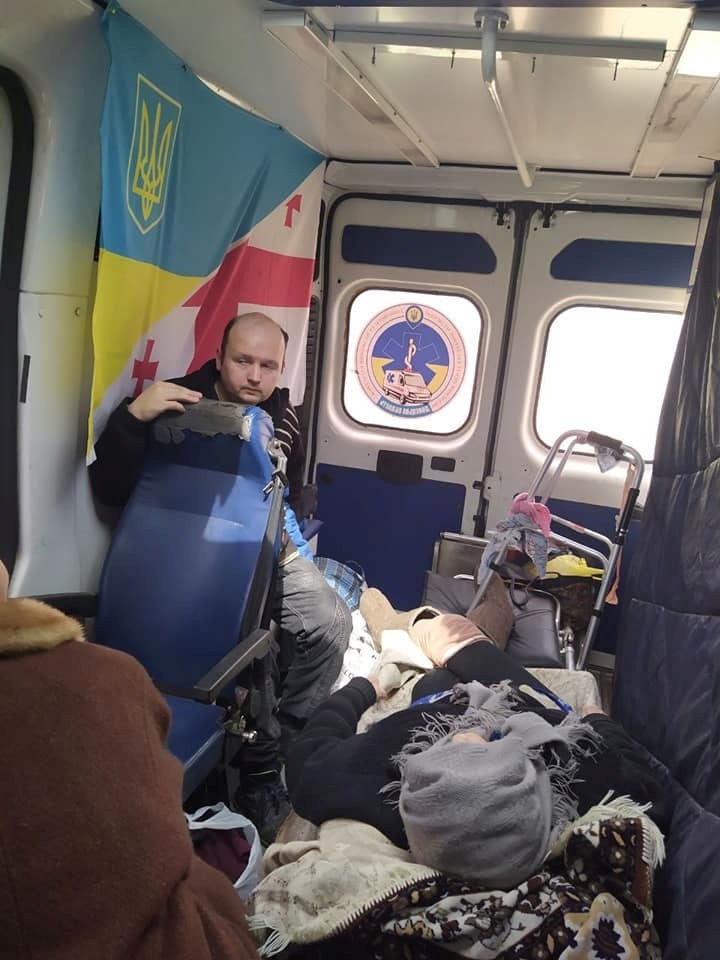 Серед евакуйованих літня жінка, яка не могла пересуватися самотужки