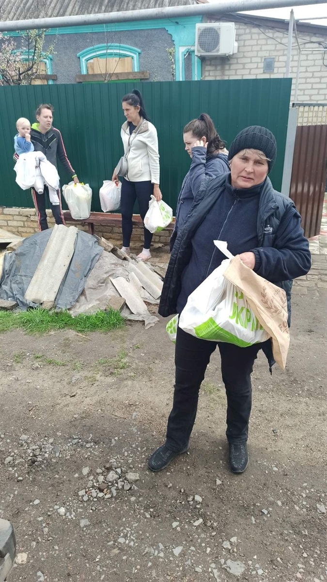 "Зараз люди просять хліб і воду" - волонтерка