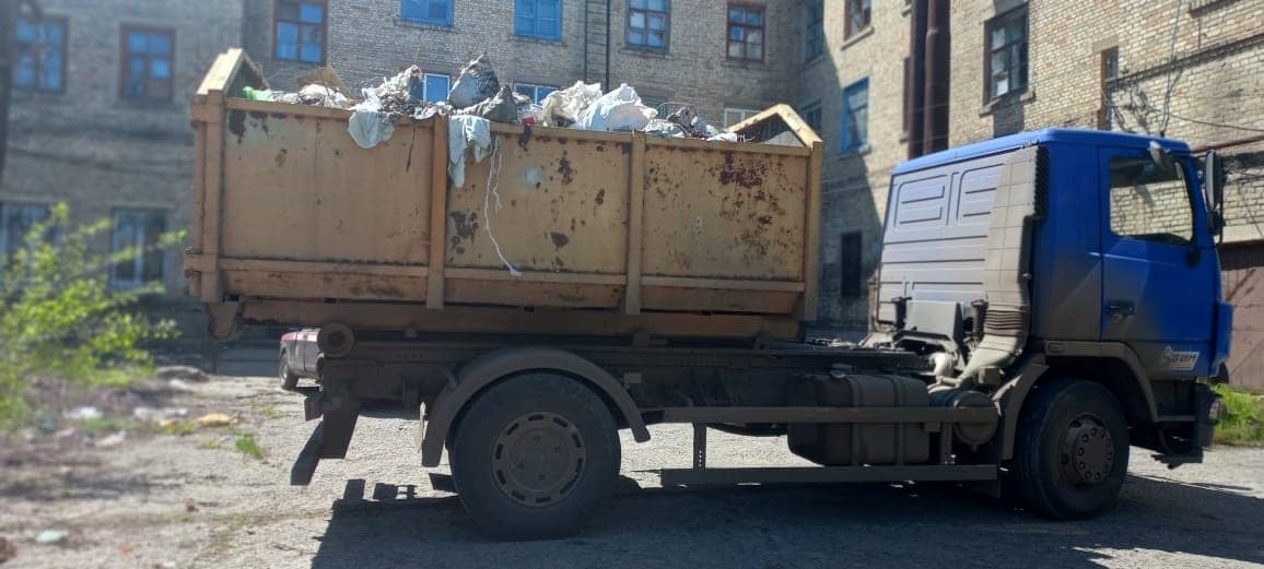 Попри обстріли, з Красногорівки вивозять сміття, у Мар'їнці такої можливості немає 