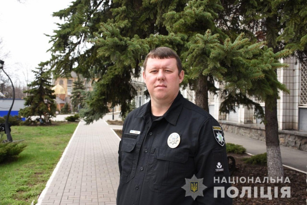 Керівник Курахівського відділу поліції Артем Щусь налагодив роботу так, що у прифронтові  села поліцейські везуть гумдопомогу, а звідти забирають охочих евакуюватися