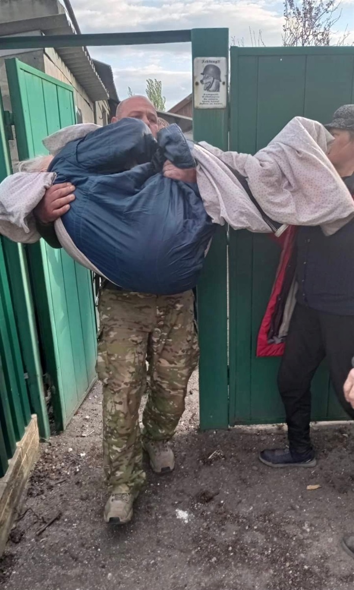 Евакуйовувати немічних людей допомагають курахівські поліцейські