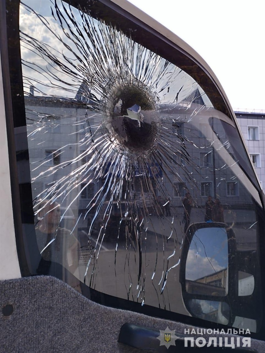 Поліцейські потрапили під обстріл під час евакуації мирних мешканців