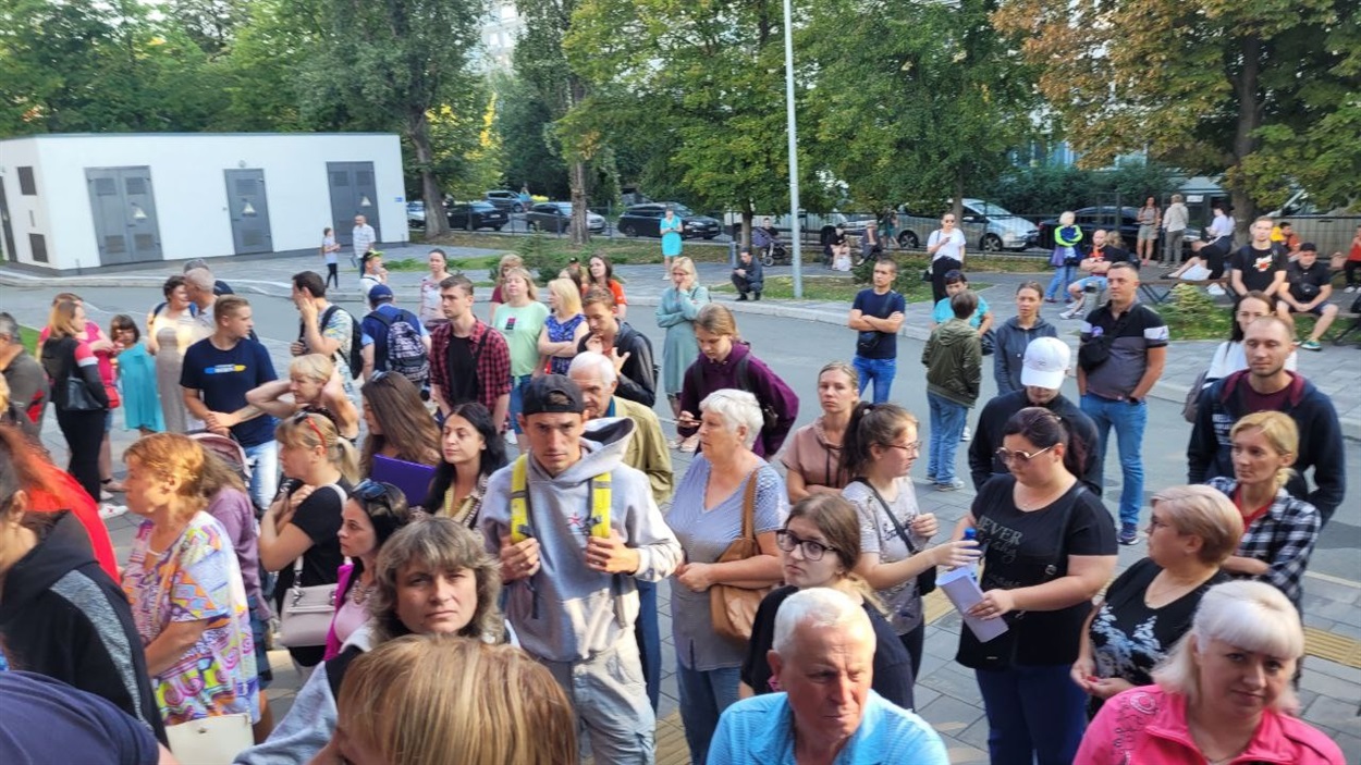 Черга перед управлінням соцзахисту Святошинського району Києва