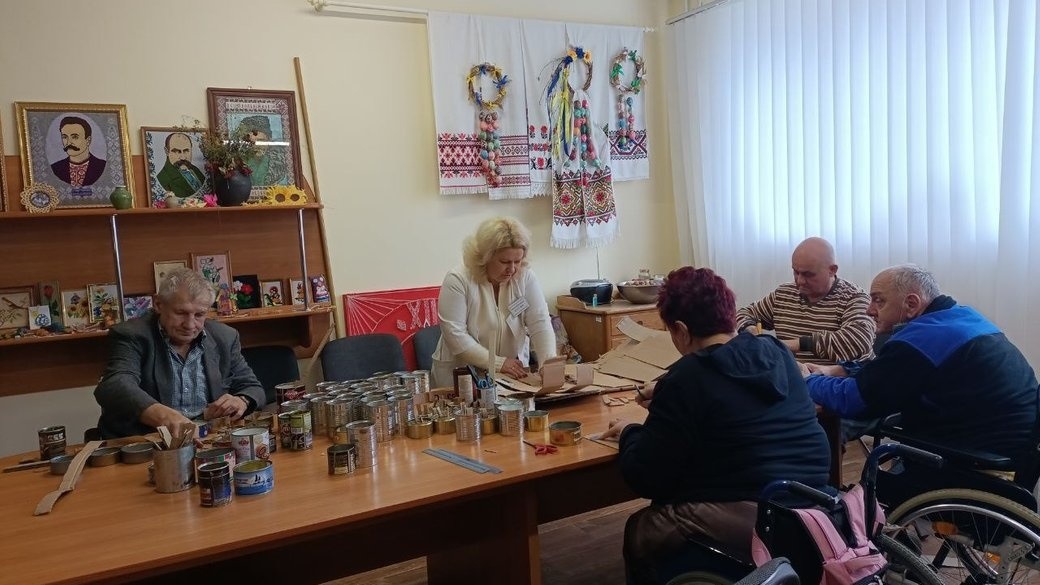 Мешканці геріатричного пансіонату у Луцьку роблять окопні свічки