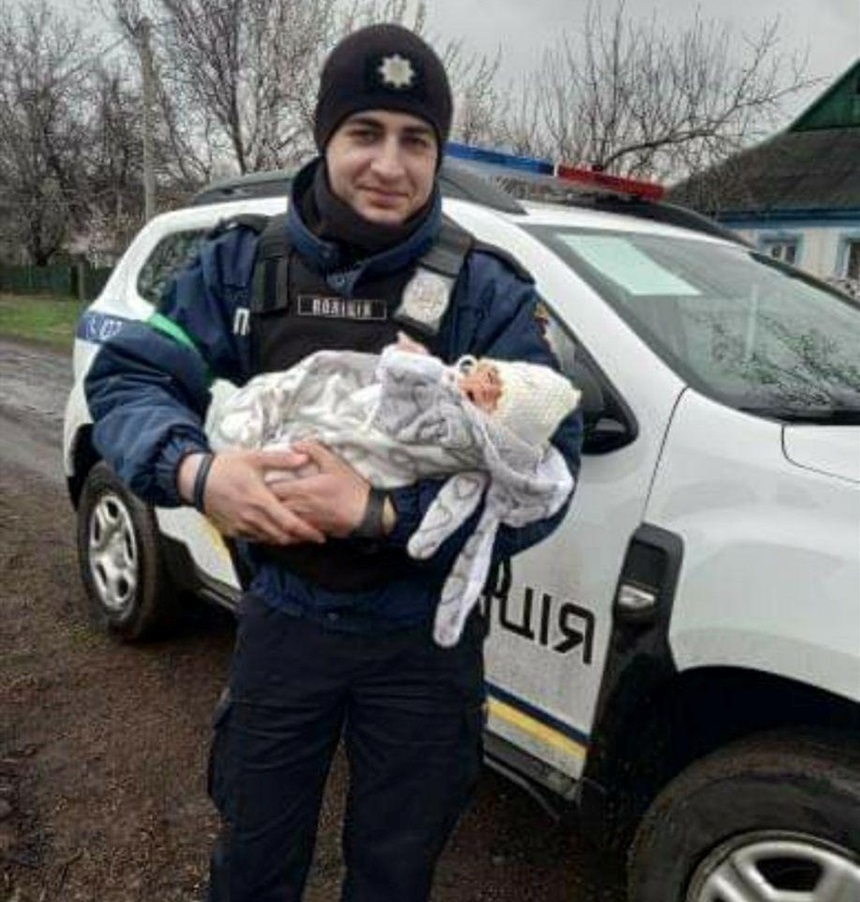 Поліцейський Костянтин Туницький із новонародженою Вікторією
